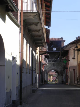 Arrivo a Piverone, verso la Torre Campanaria del Ricetto (38425 bytes)